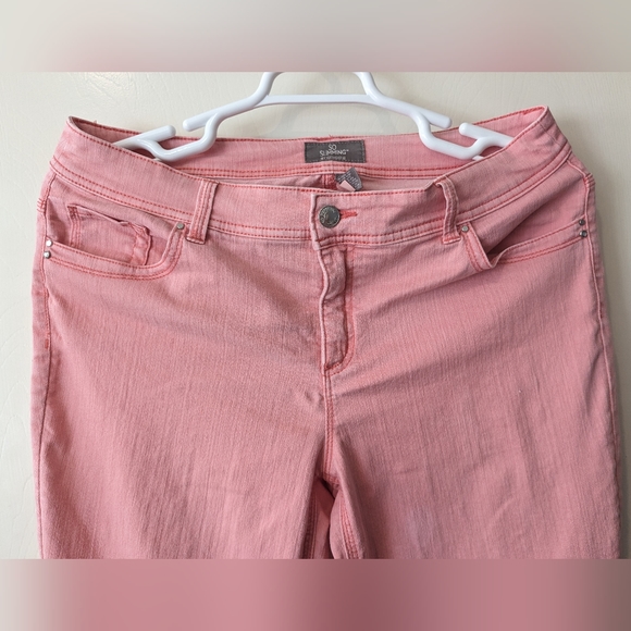 Chico's So Slimming Pink Zipper Hem Jeans in Size 2 / US Size 12 or L - Picture 2 of 16